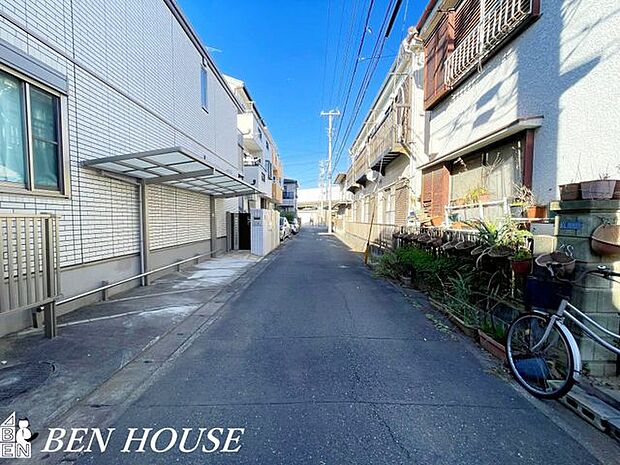 前面道路含む外観・落ち着いた前面道路が印象的な住環境。生活利便施設が徒歩圏に整い、穏やかな雰囲気と日常の使いやすさが両立しています。