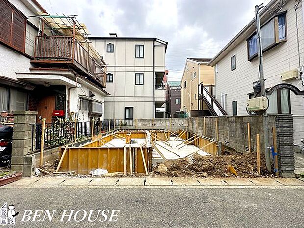 前面道路含む外観・落ち着いた前面道路が印象的な住環境。生活利便施設が徒歩圏に整い、穏やかな雰囲気と日常の使いやすさが両立しています。