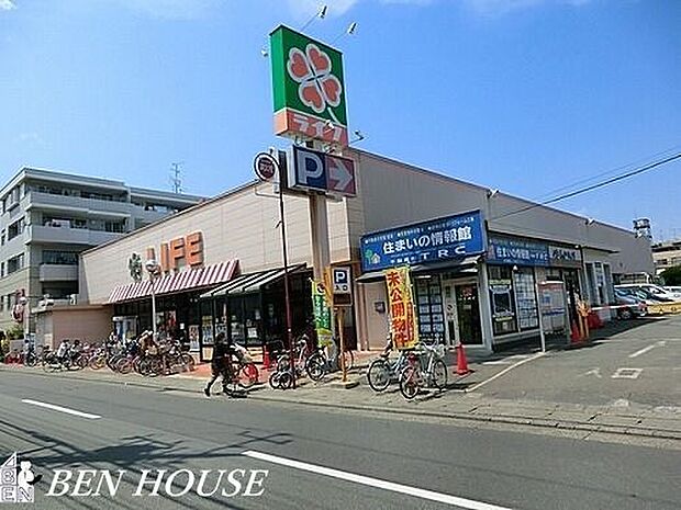 ライフ高津新作店 徒歩7分。駅からの帰りにお買い物も可能です。 560m