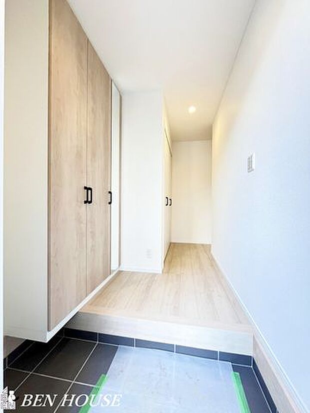 玄関・靴や雨具をまとめて収納でき、玄関をすっきり保てるシューズボックス付き。出入りがスムーズで来客にも好印象な空間です。