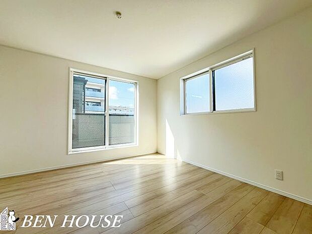 リビング・ゆとりある間取りと大きな窓が魅力のリビング。ソファやダイニングのレイアウトがしやすく、穏やかな時間と家族の団らんを自然に育む空間です。