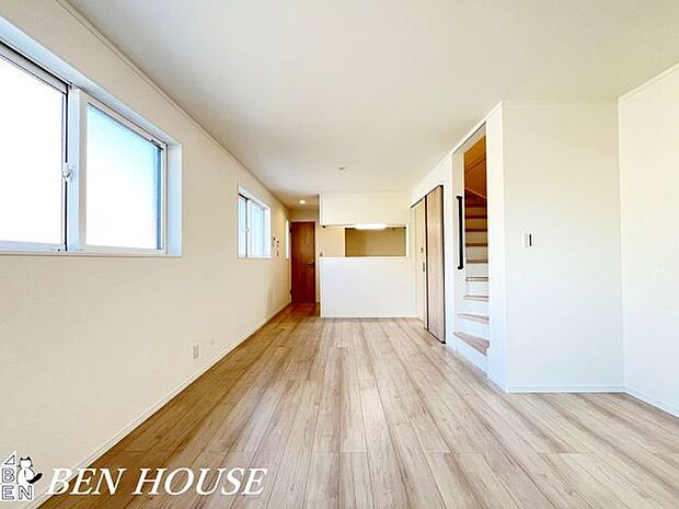 リビング・明るいフローリングと白い壁がつくる柔らかな雰囲気。家族の笑顔が映える、ナチュラルテイストのリビングです。