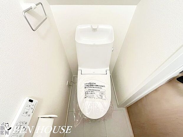 トイレ・快適なトイレタイムに欠かせない温水洗浄便座付きトイレ。リモコンは操作性の良い壁掛けタイプです。