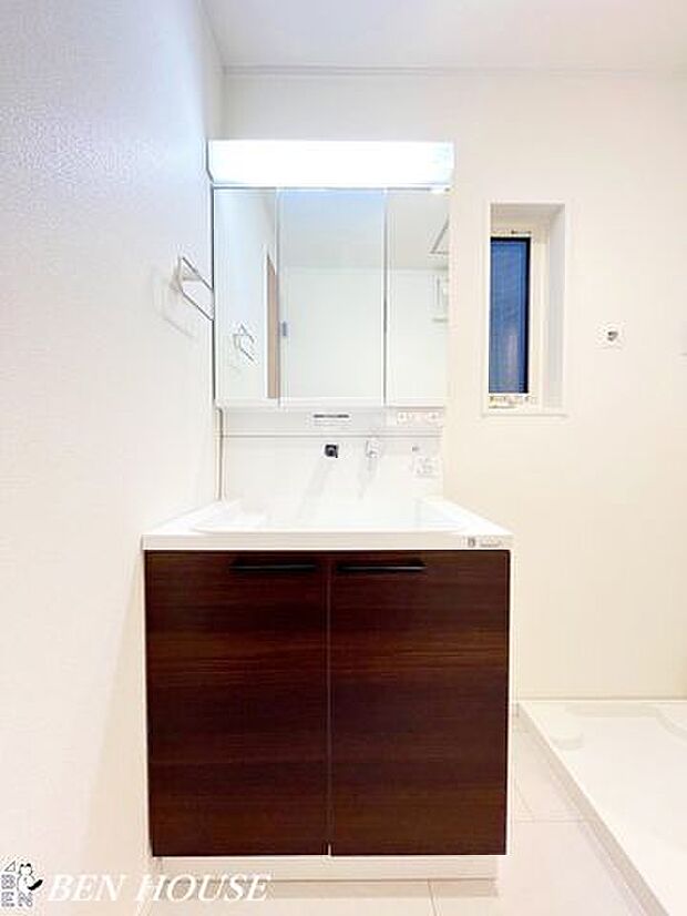 洗面台・清潔感あるゆとりの洗面スペース。鏡裏収納や棚が充実し、朝の支度から夜のケアまでスムーズにこなせる快適な家事動線が魅力です。