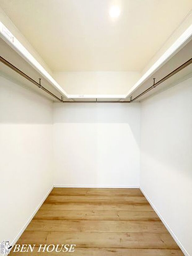 ウォークインクローゼット・ウォークイン内に収納ボックスを置ける余裕があり、季節外の布団や大型アイテムの収納にも対応する実用的な設計です。