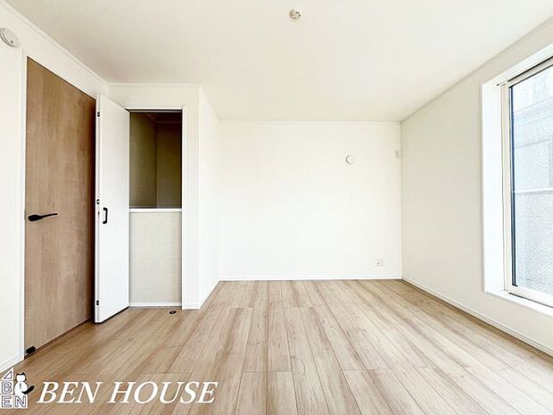 洋室・やさしい光が射し込んでいて、好みの空間で読書や音楽を楽しむ一人の時間も充実したものにできます。