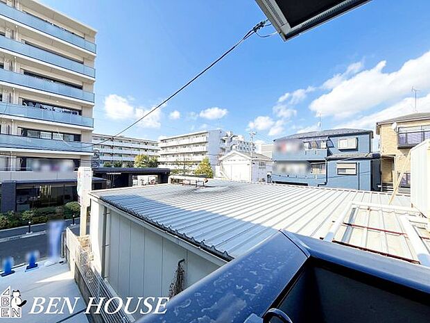 眺望・バルコニーから広がる街並みと遠景が暮らしの風景に。朝夕の空の表情が日常を彩り、心地よいくつろぎの時間を演出します。