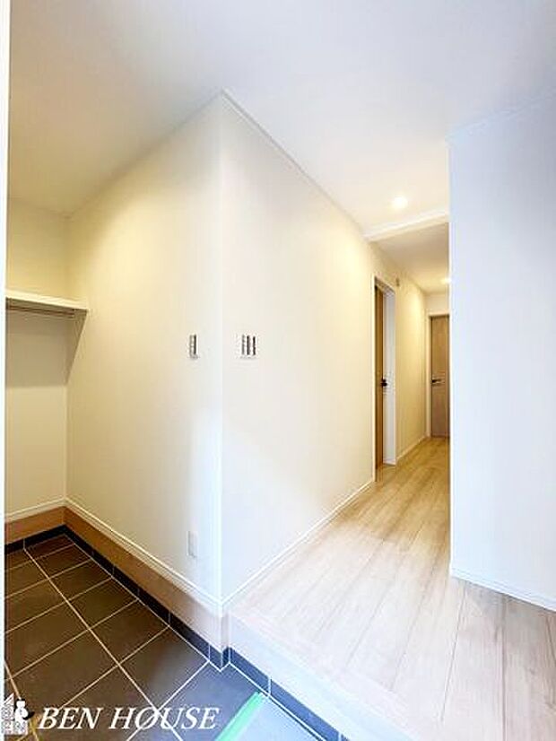 玄関・靴や雨具をまとめて収納でき、玄関をすっきり保てるシューズボックス付き。出入りがスムーズで来客にも好印象な空間です。