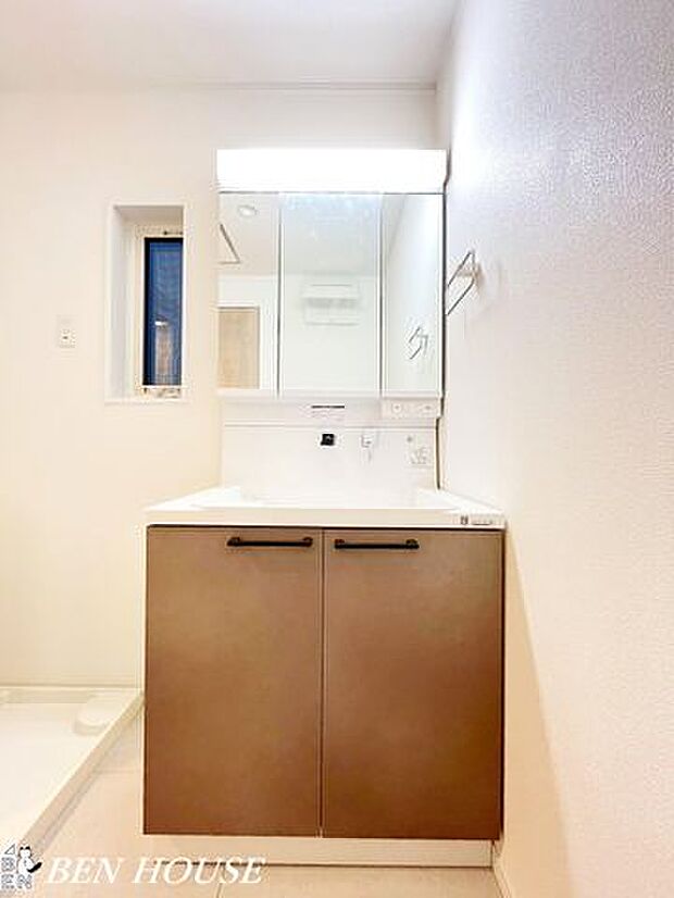 洗面台・清潔感あるゆとりの洗面スペース。鏡裏収納や棚が充実し、朝の支度から夜のケアまでスムーズにこなせる快適な家事動線が魅力です。