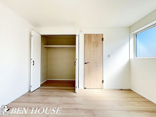 収納・収納スペースを随所に備え、生活用品をまとめやすい設計です。視界に余裕が生まれることで、住まいの印象が落ち着き、上品な雰囲気が漂います。