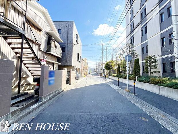 前面道路含む外観・静かな前面道路に面した閑静な住まい。周囲は低層住宅が中心で日当たりや風通しにも恵まれ、ゆったりとした日常が期待できます。