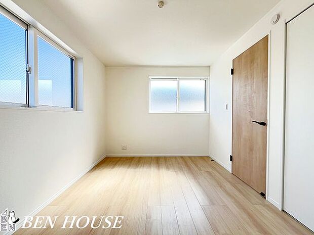 洋室・やさしい光が射し込んでいて、好みの空間で読書や音楽を楽しむ一人の時間も充実したものにできます。