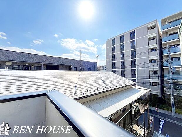 眺望・バルコニーから広がる街並みと遠景が暮らしの風景に。朝夕の空の表情が日常を彩り、心地よいくつろぎの時間を演出します。