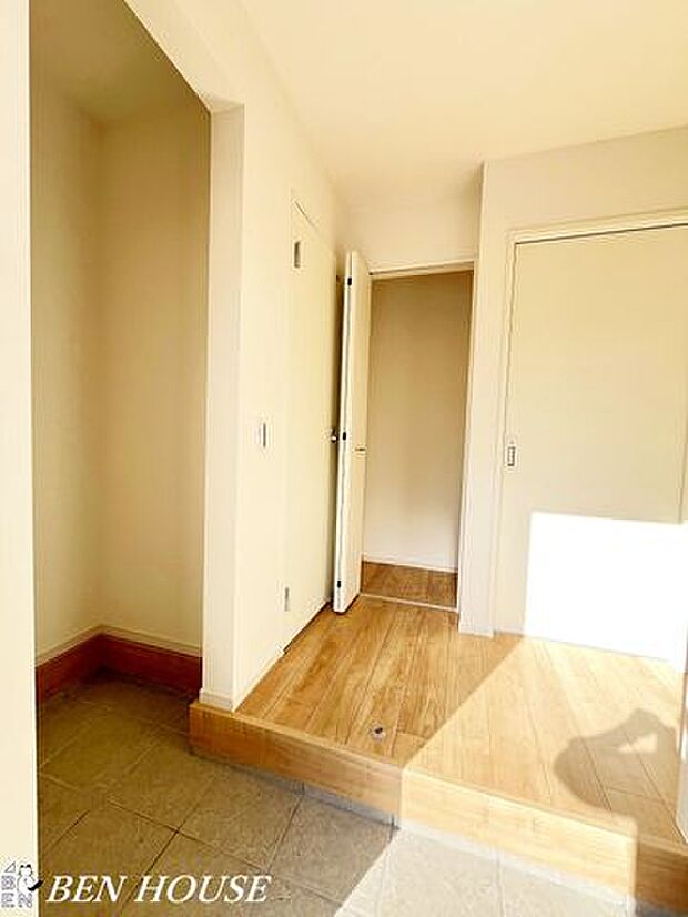 玄関・収納力のある下足入れのある玄関は、靴や外遊び用品の整理がしやすく家族の出入りが快適な設計です。