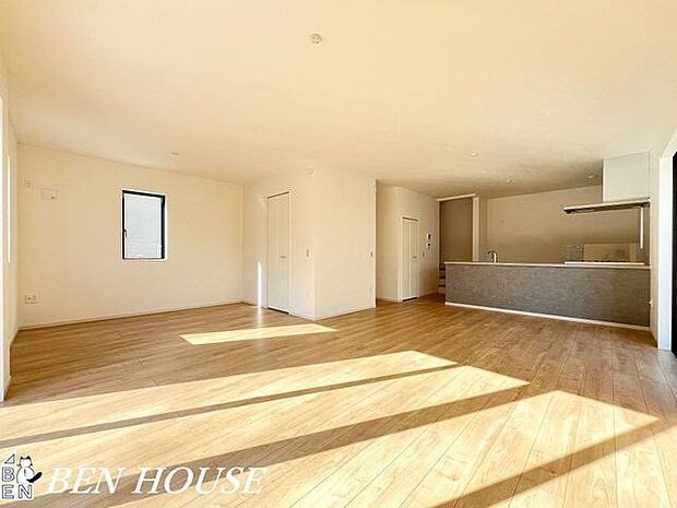 リビング・開放感あふれるリビングは、家具の配置がしやすい広さと動線設計で毎日の暮らしを快適に。穏やかな色調がくつろぎの時間を上質に演出します。