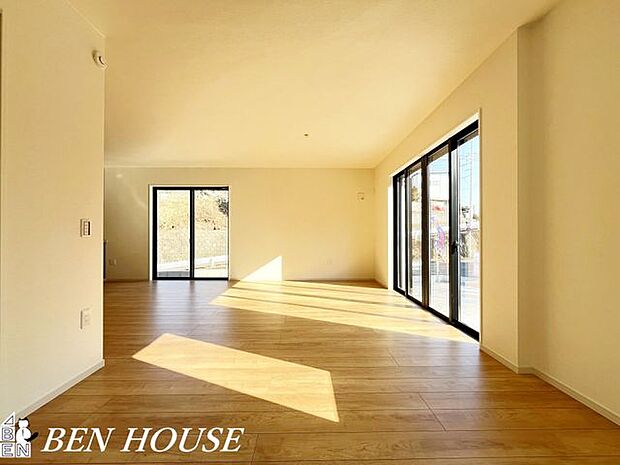 リビング・落ち着いたトーンでまとめたリビングは、窓辺からの柔らかな明るさと相まって、毎日の時間を穏やかに整える住まいを感じられます。