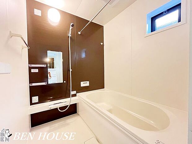 浴室・明るく清潔感があり、お手入れもしやすいバスルームです。便利な追い焚き機能や浴室換気乾燥暖房機も付いています。