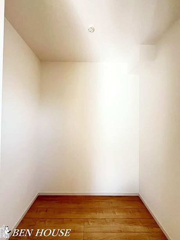 ウォークインクローゼット・広々としたウォークインクローゼットは衣類や靴を見渡しやすく、収納動線が短く朝の身支度がスムーズになる上質な空間です。