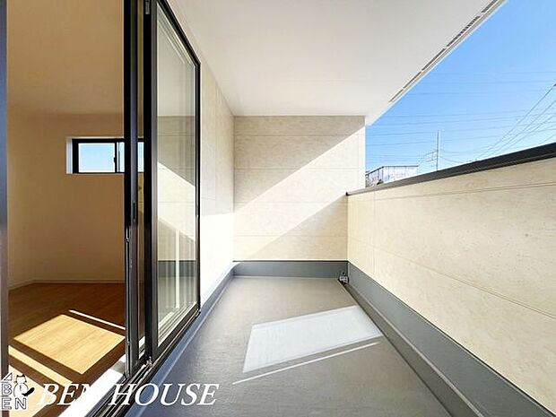 バルコニー・洗濯物を干したり、日光や風を取り入れてくつろげる、快適で便利な屋外スペースとして活用できます。