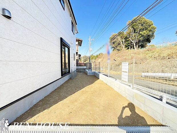 庭・緑と小さな水景を取り入れた庭は視覚的な癒やしを提供し、朝夕の散策や読書など日々のリフレッシュに寄り添う空間です。