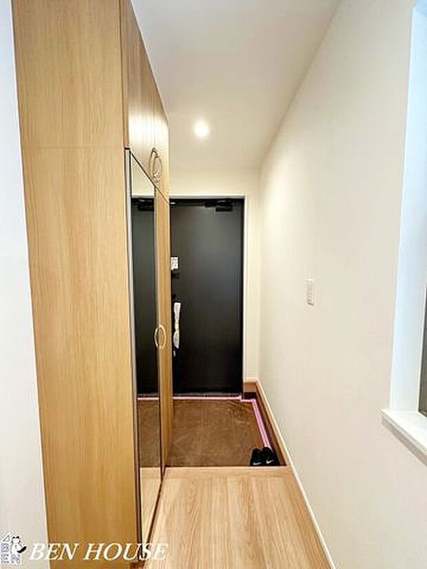 玄関・広々とした玄関スペース!朝のお見送りや帰宅時のお出迎え、家族が揃う機会が増えそうです♪