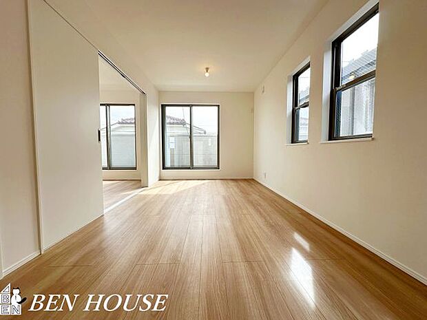 リビング・大きな窓から柔らかな光が差し込む明るいリビング。ゆとりある間取りで、家族の団らんが自然に生まれる心地よい空間です。