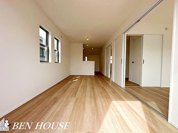 リビング・やわらかな光が広がるリビングは、落ち着いた色調が心地よい時間をつくり、自然と深呼吸したくなる穏やかな空間へと導きます。