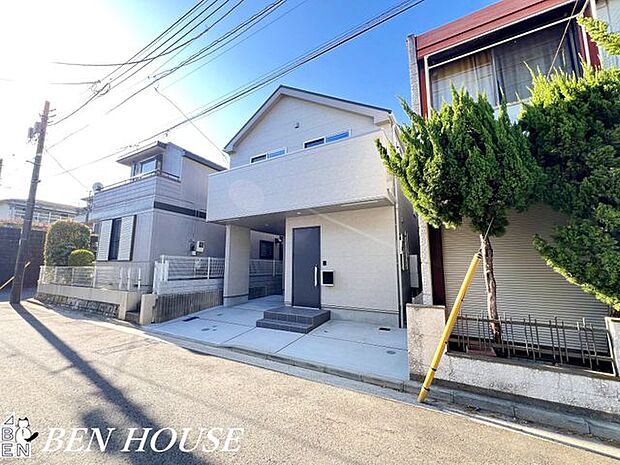 前面道路含む外観・周囲の住宅と落ち着いた街並みを保ち、車の出し入れや荷物の積み下ろしがしやすい住宅です。