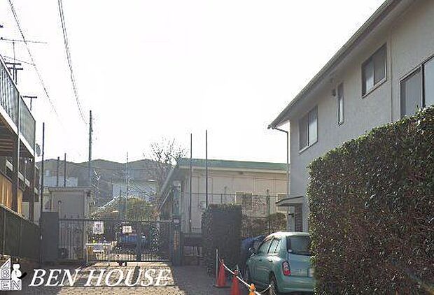 すみれが丘幼稚園 徒歩7分。教育面に力を入れている幼稚園です。就学前のお子様のコミュニティ作りにも◎ 550m