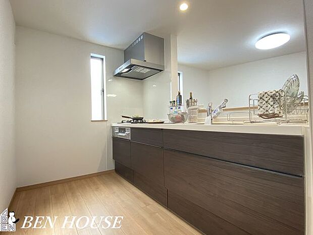 キッチン(同仕様参考写真)・リビングの様子を見守りながらお料理ができる、人気の対面式キッチンを採用しています。