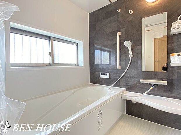 浴室(同仕様参考写真)・脚を伸ばしてくつろげる1坪サイズの浴室でバスタイムを快適に過ごすことができます。