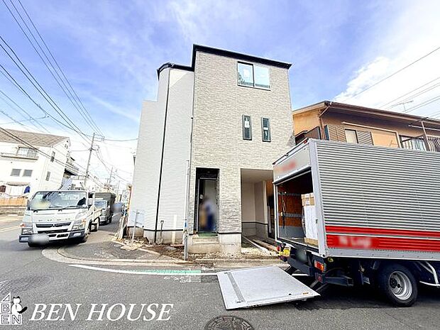 外観・周辺にはスーパー、コンビニなど暮らしに便利な施設が充実しています。