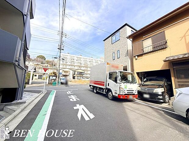 前面道路含む外観・見通しの良い前面道路。車通りも少なく、お子様の通学や愛犬とのお散歩も安心ですね。