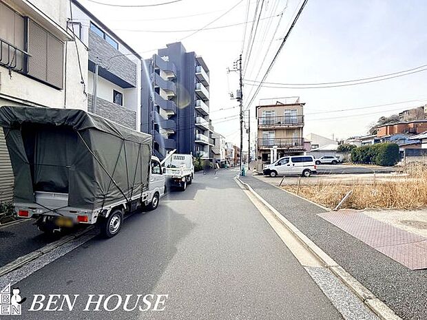 前面道路含む外観・ゆとりある前面道路に面した開放感溢れるお住まいです!