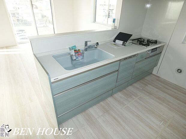 キッチン(同仕様参考写真)・リビングの様子を見守りながらお料理ができる、人気の対面式キッチンを採用しています。