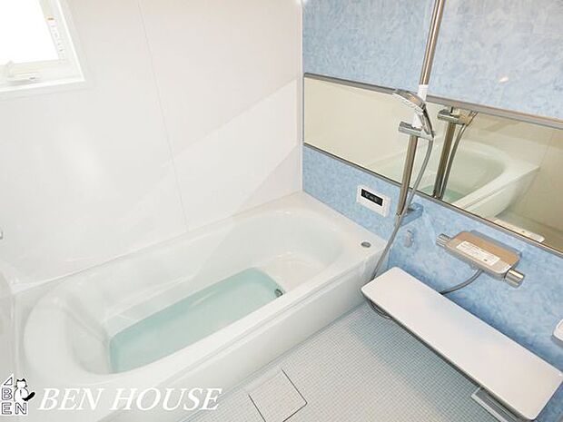 浴室(同仕様参考写真)・足を伸ばしてゆったりと入れる広々タイプのバスルーム。お子様との団らんの時間にもピッタリな空間です。