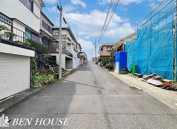 前面道路含む外観・ゆとりある前面道路に面した開放感溢れるお住まいです!