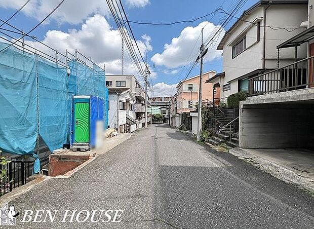 前面道路含む外観・見通しの良い前面道路。車通りも少なく、お子様の通学や愛犬とのお散歩も安心ですね。