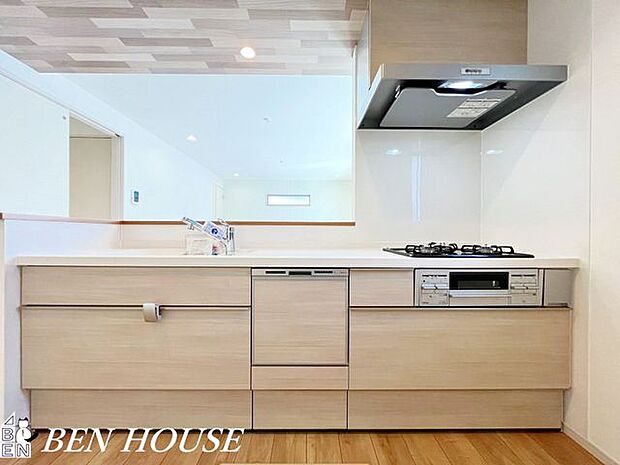 キッチン・キッチンはコミュニケーションがスムーズに取れる対面式。お料理をしながらご家族との会話も弾みそうです。