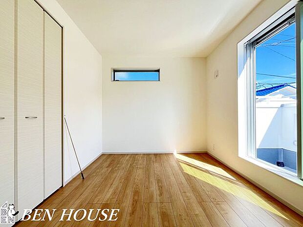 子供部屋・暖かい光がたっぷり差し込む室内は明るく、お子様の学習も捗りそうですね。