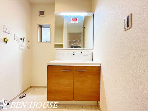 洗面・鏡は三面鏡になっており、鏡裏にも収納が出来ます。何かと小物が増えてしまう洗面台周辺をスッキリと利用できますね。