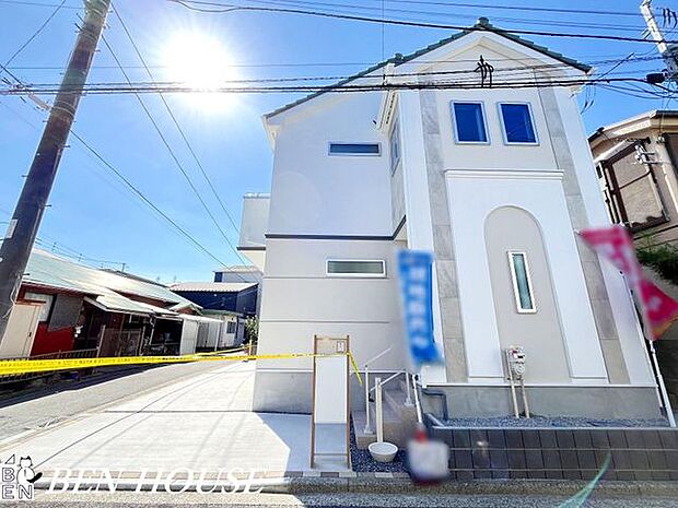 外観・周辺は公園がいくつも点在し、緑の多い環境です。また、駅周辺には様々な商業施設が立ち並び、利便性が良く生活しやすい街です。