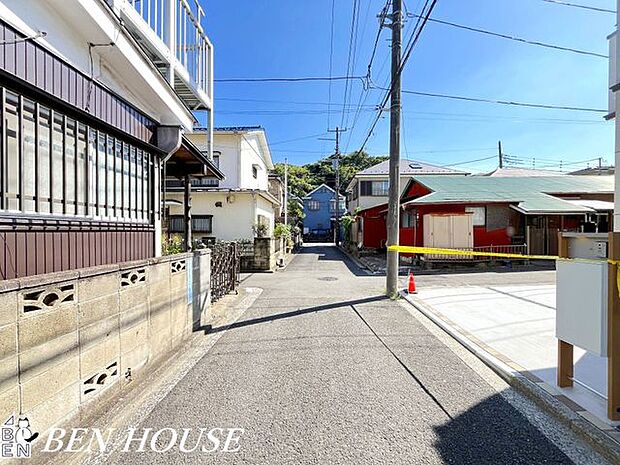 前面道路含む外観・ゆとりある前面道路に面しているので、お子様の通学や毎日の通勤、愛犬とのお散歩も安心です。