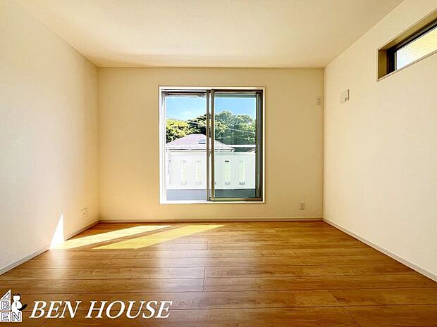 洋室・大きな収納が付いた洋室です。窓が大きく日光をたくさん取り込める明るい室内です!