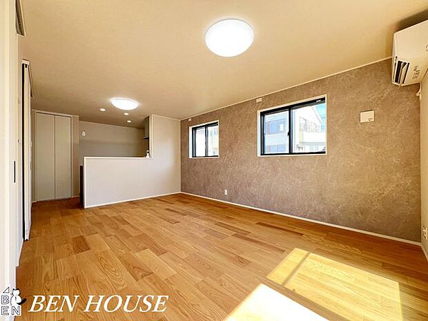 リビング・大きな窓から柔らかな光が差し込む明るいリビング。ゆとりある間取りで、家族の団らんが自然に生まれる心地よい空間です。