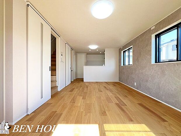 リビング・開放感あふれるリビングは、家具の配置がしやすい広さと動線設計で毎日の暮らしを快適に。穏やかな色調がくつろぎの時間を上質に演出します。