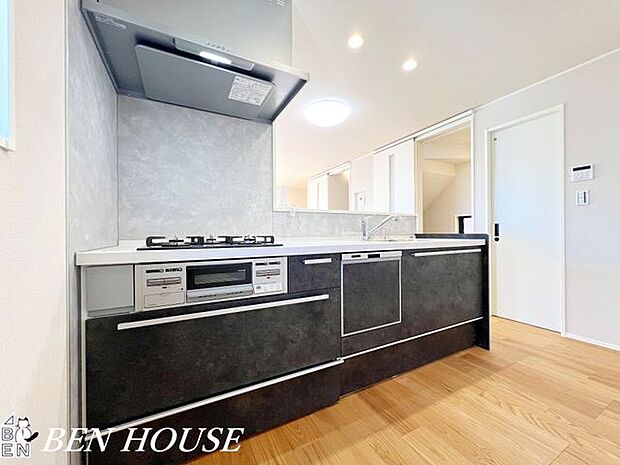 キッチン・スタイリッシュなデザインが魅力のキッチン。収納もたっぷりで、見た目も使い勝手も両立しています。