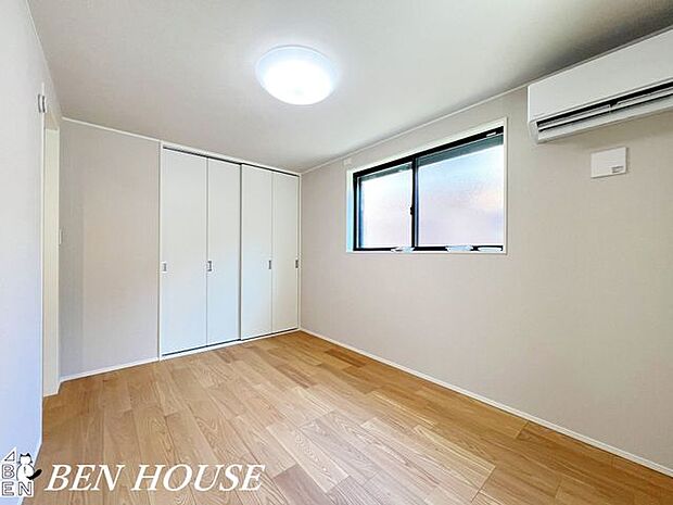 子供部屋・学習机が置きやすい動線と収納を意識した子ども部屋。自然光が差し込み集中力を高める環境で毎日の勉強がはかどります。