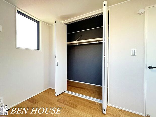 クローゼット・扉付きで見た目もすっきりするクローゼットは、ホコリを防ぎつつ使いやすさを重視した設計で家族の持ち物管理に便利です。