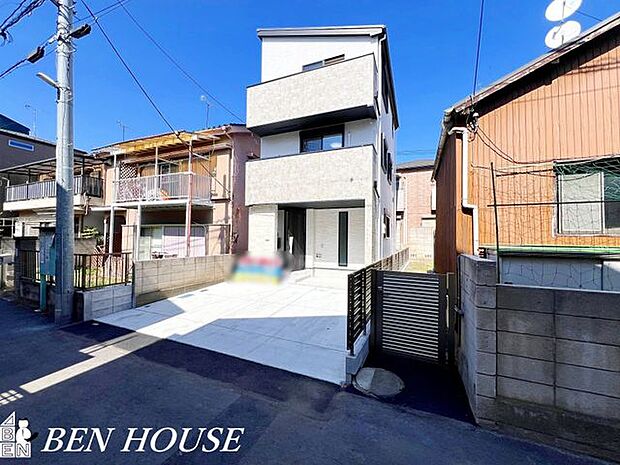 外観・シンプルながらも洗練された外観デザイン。明るい色合いが季節の移ろいに映える、上品な住まいです。